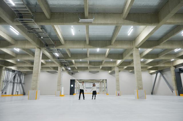 倉庫内は広々としております。
広くて清潔感のある職場ではたらきませんか