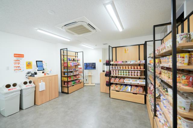 施設内には休憩室（USBコンセント有）・コンビニ・シャワー室・コインランドリーの設備有！
快適にお仕事して頂ける環境です