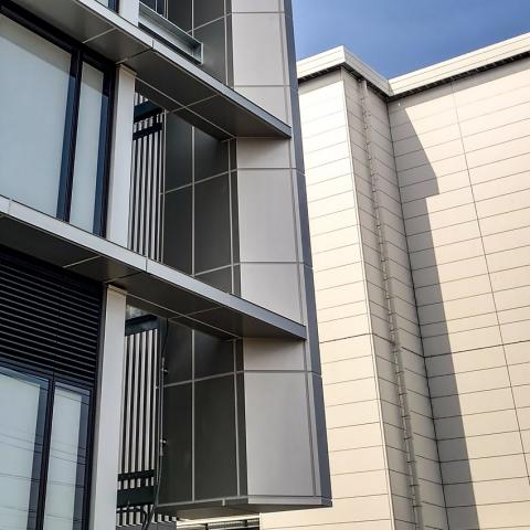 職人として技術を磨く製造担当、営業支援としていちからチャレンジ可能な事務、2職種を同時募集中！