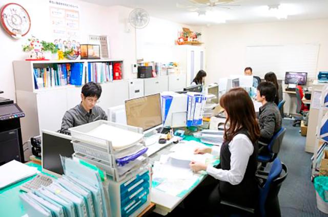 昼間は男性社員が外出していることが多いので、
女性の事務スタッフ3名体制で快適にお仕事を進めています。