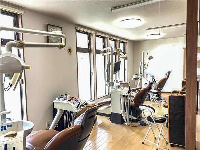 木目とブラウンの色調で落ち着いた院内