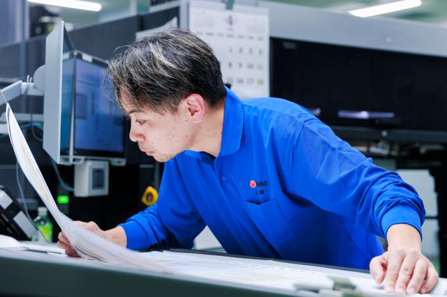 大きな紙と印刷機で製作！ 基本的に4原色を点で重ねて、さまざまなカラーをつくりだしています。