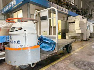 未経験者大歓迎＆資格不要のお仕事！　難しい作業はありません◎　深夜2:30〜の勤務　車通勤OK場内配送（ターレ等）・販売補助