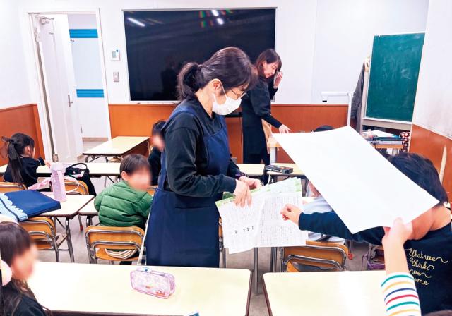 【本町駅スグ】＼学習塾の採点・アシスタント／Wワークにも最適！未経験OK！小学校低学年の採点、アシスタントと軽作業