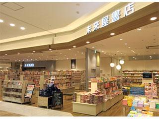 未来屋書店／MIRAIYA　Bookmark　Lounge　cafe