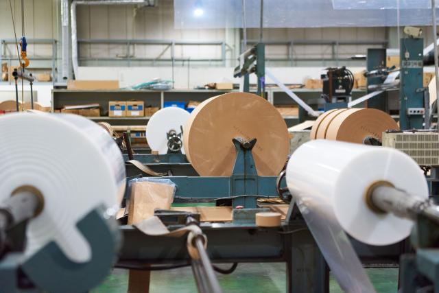 <未経験OK> 土日祝休み、待遇充実、働きやすい環境が整っています!紙袋の製造補助作業(検品作業、積み付け作業)