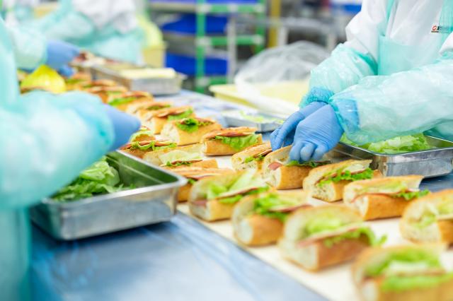 ＜夜勤＊盛り付けスタッフ＞チームワーク抜群の安心環境！　自分に合った働き方ができるのもポイントです。夜勤での弁当・惣菜の盛り付け作業スタッフ