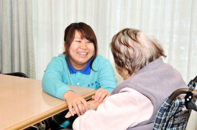 夜勤は介護スタッフ3名+看護師1名の4名体制◎協力し合える仲間がいるから、安心です♪男女活躍中!