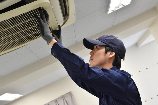 20代・30代の若手活躍中／早上がりでも日給保証／学歴・経験・資格不問／勤務日数応相談公共施設等の清掃・クーラーの作動確認等