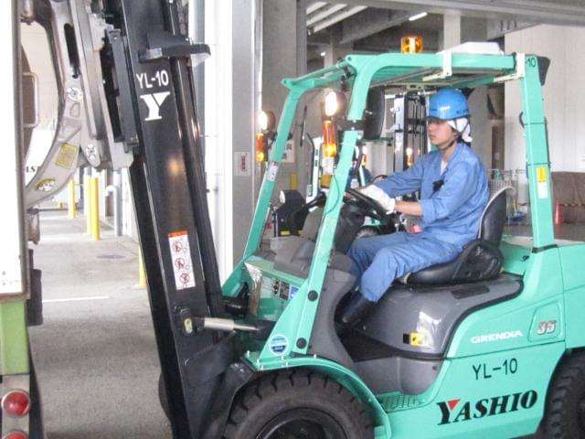 Iさん(入社1年5ヶ月/ロールクランプリフトを運転中!)