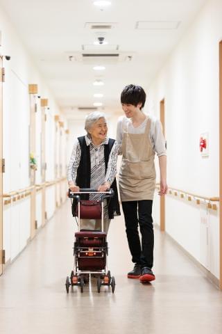 20代〜50代の男女スタッフが活躍中。
私たちと一緒に、ご高齢者を支えていきましょう!