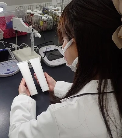 パート/子育て世代が働きやすい環境/30〜40代活躍中！/有給取得率ほぼ100％/完全週休2日制化粧品の品質管理業務