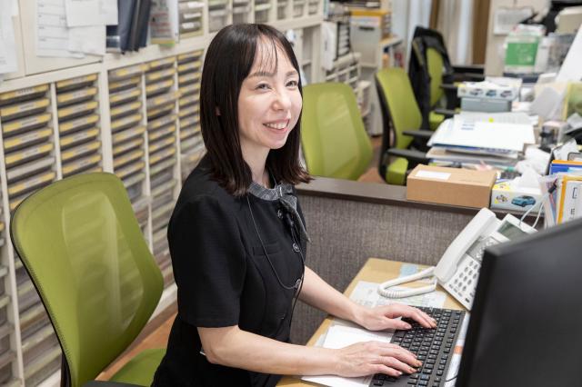 【保険事務・受付スタッフ】
保険の知識を、長く活かせる環境です。