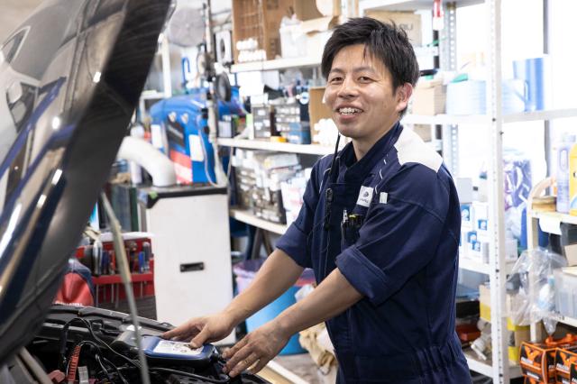 【自動車整備士】
どこでも通用する、技術を身につけたい方へ。