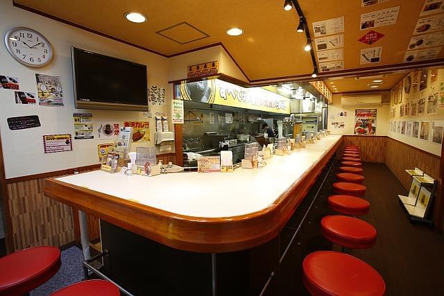 明るく笑顔で接客のできる方大歓迎！
カウンターだけの15席の小さなお店です