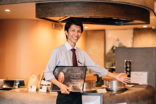 館長をはじめ、スタッフの明るい笑い声があふれる店内。
おいしい料理に囲まれながら、楽しく働けること間違いありません★