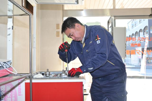 スタッフ全員に自分専用の社用車を支給。小回りの利く一台で、地域のお客様のもとへ向かいます。