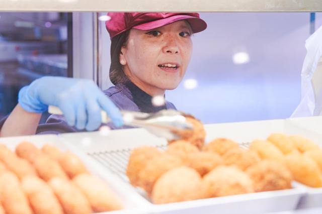 未経験の方大歓迎！30代〜50代の主婦が活躍中！平日3日のみや土日のみもOK！扶養控除内勤務可能！お肉屋さんでの惣菜スタッフ