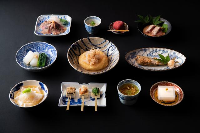 江戸時代をルーツに持つ和食を現代のおいしさへつなげ、素材を活かした自慢のお料理を提供しています。