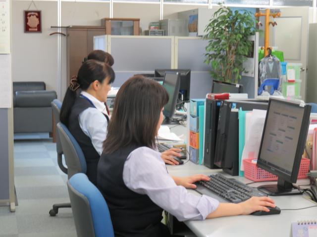 20〜50代の女性スタッフが活躍中！
今回は複数名の採用なので、同期の仲間がいるのも嬉しいですね。