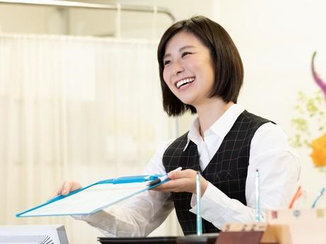 【病院内事務スタッフ】あなたのご経験を活かしませんか！レセプト無、土日祝休みでプライベートも充実♪病棟内での事務補助スタッフ(案内、データ入力など)