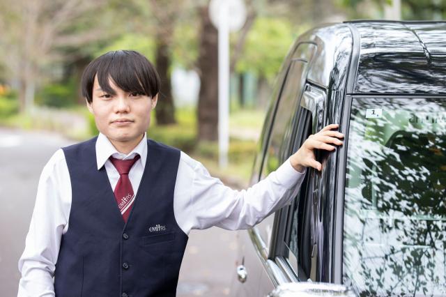 ▼スタッフインタビュー2
（トモダさん／一般企業から転職／入社10ヶ月）