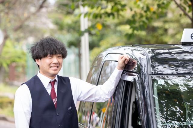 ▼スタッフインタビュー1
（ヨシオカさん／元電気工事関係／入社5ヶ月）