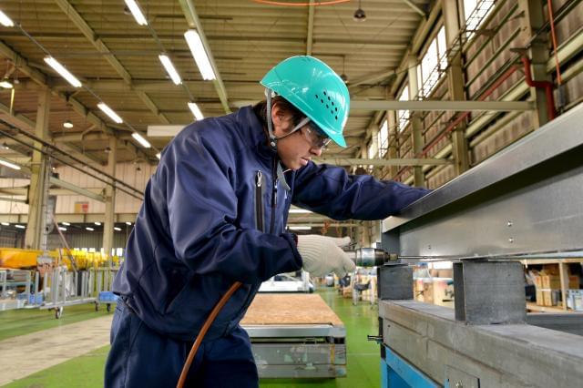 エアードライバー、インパクトドライバー、タッカー等の工具を使用します。 ご家庭での日曜大工にも活かせますよ!