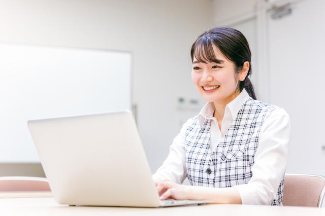 急なお休みも調整がしやすい環境◎土日祝休み♪服装自由のオフィスワーク＆コールセンターのお仕事［1］お客様データ入力・書類の仕分けや作成の事務スタッフ
［2］会員様向け受電のみのコールセンター
