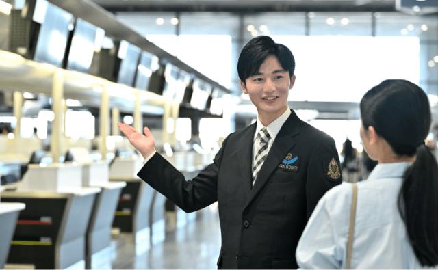 スタッフインタビュー（Sさん／30代／勤続3年）
「空港という非日常的な空間で働けることが魅力です！」