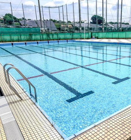 夏限定レアバイト／短期集中で高収入／学生歓迎／週1日OK／友達同士の応募歓迎／楽しみながら夏の思い出市民プールの監視スタッフ・施設運営補助