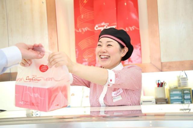 可愛い制服が特徴の“銀座コージーコーナー”。幅広い世代のママさんが、イキイキと活躍しています。