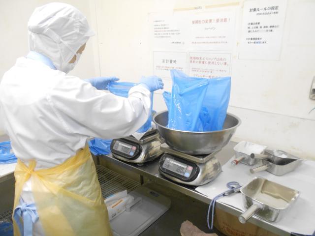 全国のお客様に美味しいパンをお届けするため、丁寧に作業をしています。