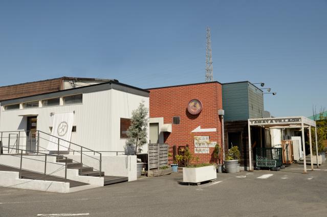 工場の入口にある白い建物が工場直売所です。