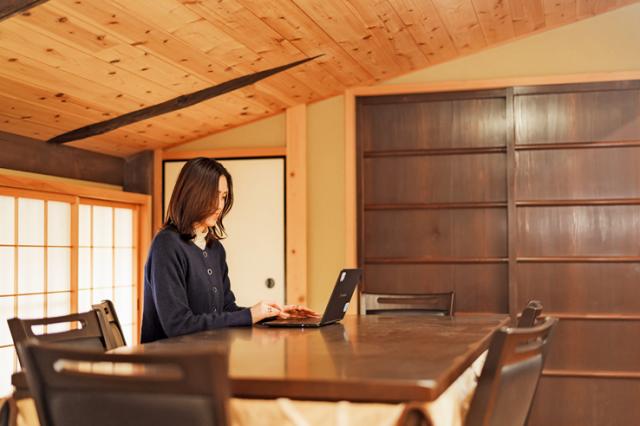 最初は先輩がマンツーマンでフォロー。段階を経て成長していける環境です。