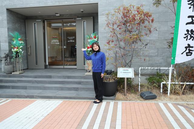 住宅展示場内、少人数のアットホームな事務所です。