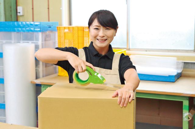 寒さも熱さも関係なく快適空間。30〜40代の女性スタッフが多数活躍中。家庭と両立をしながら扶養範囲内で働けるところに定評をいただいている職場です。