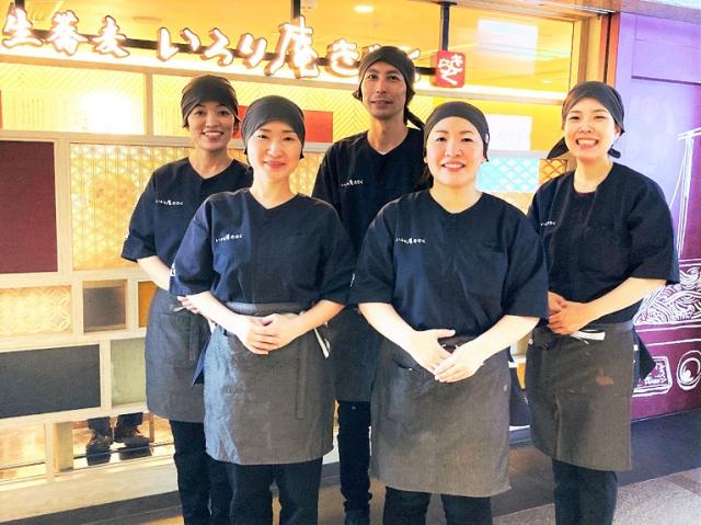 通勤に便利な駅ナカ店舗!幅広い年代の方が活躍中です!!