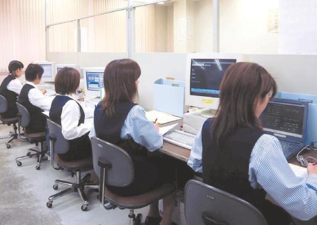 職場は、JR「吉川駅」から徒歩圏内。
駐車場があるので、車通勤もOKです。