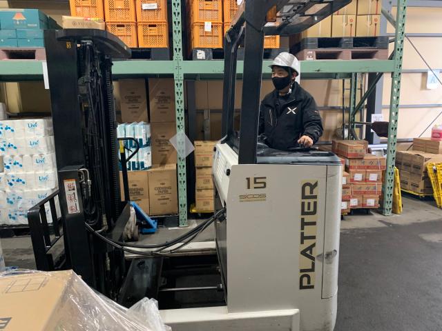 新しくてきれいな工場で、落ち着いて働ける入出荷作業≪日勤のみ／土日休み／車通勤OK≫業務用おしぼり製造工場でのフォークリフト作業