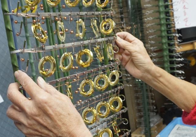 『金子メッキ』はメッキ加工業一筋、創業60年。
社長や先輩から指導を受けて「プロの職人」へ!