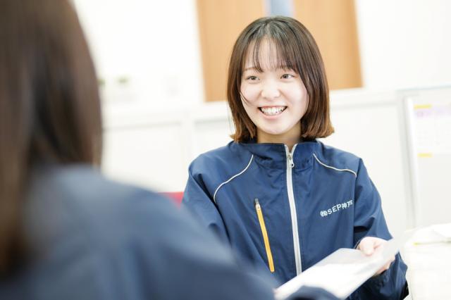 未経験からのスタートでした。
営業や製作のメンバーと一緒にお客様を支えている一体感が魅力です！（5年目、業務課、女性）