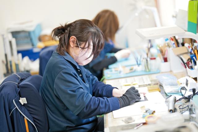 細かい手作業がお好きな方なら、未経験スタートでも大丈夫ですよ！（手加工担当、女性スタッフ）