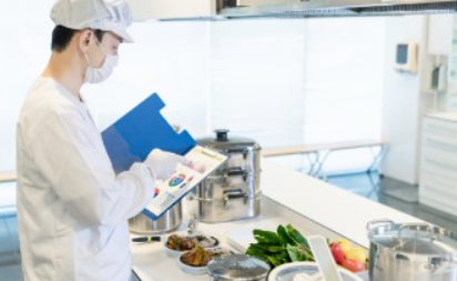 食品衛生管理正社員募集◆厨房の衛生管理のお仕事／月給30万円以上／東証プライム上場グループ企業です！学生向け食堂、高齢者施設食堂の衛生管理