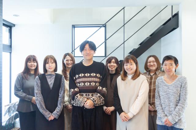 業務拡大のため増員！繁忙期も残業一切なし。出退勤時間が自由な完全フレックス。数年間、退職者ゼロです◎会計事務所のアシスタントスタッフ