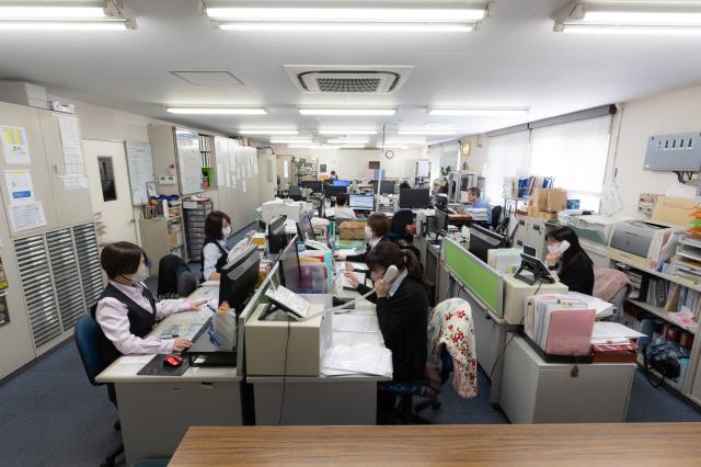 船橋市神保町にある職場までは便利な車通勤OKです。
駐車場も完備しています。
