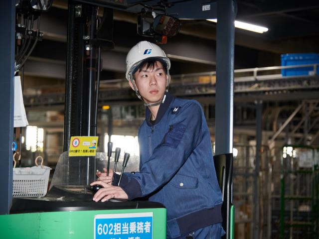 荷物を動かすだけじゃない
人の力を引き出す声掛けが
物流の質を高めていく
そんな現場で働くという選択
