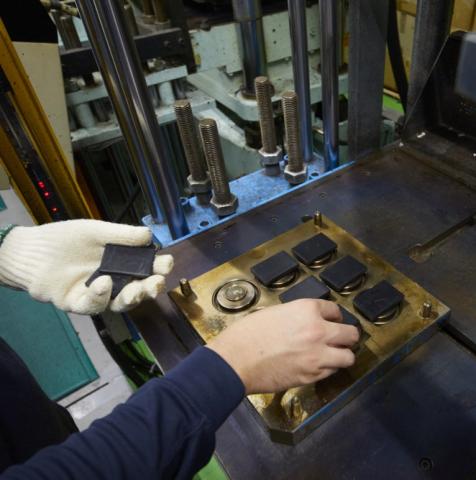 【久御山町】＼ゴム成型機のオペレーター／未経験歓迎！日勤のみ！待遇充実◎ゴム成型