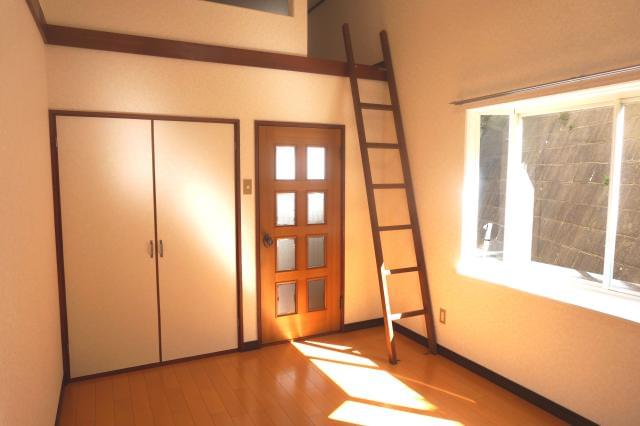 成田市にほど近い多古町や旭方面に、リフォーム済みで、ご負担少なく入居OKの寮を完備しています。1R~3LDKとお部屋の種類も豊富ですので、ご夫婦やお友達同士、ご家族でもOK。お金も貯まりますね♪