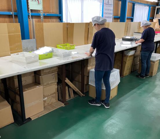 長期で働けるお菓子の出荷作業！平日のみのお仕事♪空調完備のクリーンルーム内でお菓子等の食品出荷作業